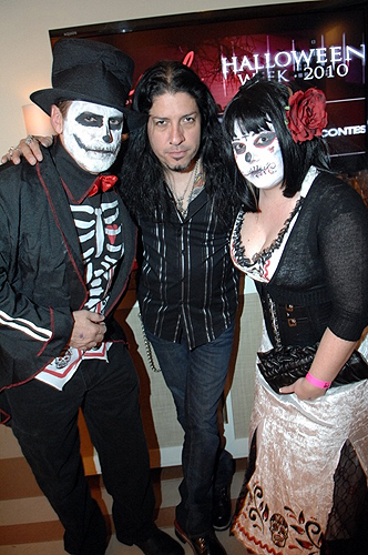 Surrender_Xavier_Muriel_From_Buckcherry_with_costume_friends