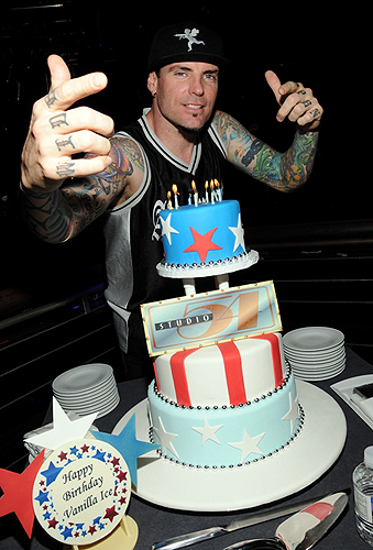 Vanilla_Ice_with_Birthday_Cake_at_Studio_54_Las_Vegas_10.2910