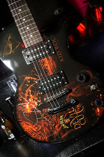 Kid_Rock_signed_guitar