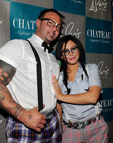 Roger_Mathews_and_Jenni_JWoww_Farley_pose_on_the_red_carpet_showing_off_her_engagement_ring