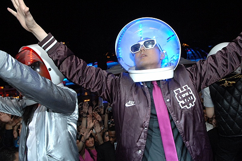 Surrender_Far_East_Movement_2