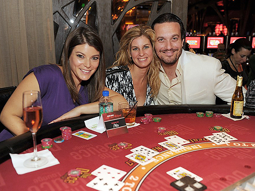 Gail_Simmons_Jennifer_Carroll_and_Fabio_Viviani_at_blackjack_table