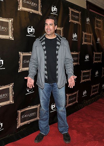 Rob_Riggle_on_the_red_carpet_at_Gallery