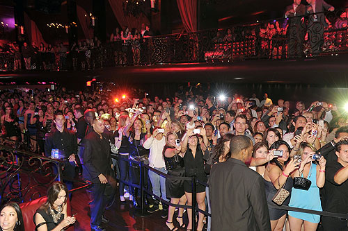 Enrique_Iglesias_crowd_LAX_Nightclub