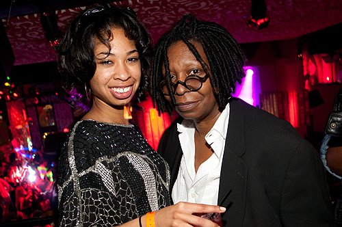Whoopi_Goldberg_with_granddaughter_Amarah_at_TAO_Las_Vegas