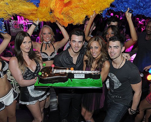 Kevin_Jonas_his_wife_Danielle_Deleasa_and_brother_Joe_Jonas_celebrate_Kevins_birthday_at_Chateau_Nightclub__Gardens