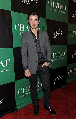 Kevin_Jonas_poses_for_pictures_on_the_Chateau_Red_Carpet