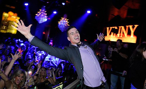 Vinny_gets_wild_with_the_crowd_inside_Chateau