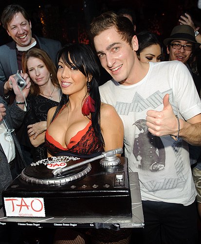 Kendall_Schmidt_celebrates_his_birthday_at_TAO