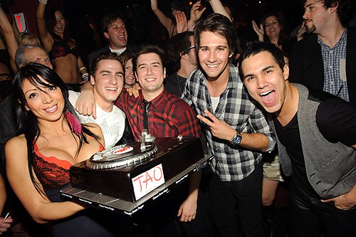 Kendall_Schmidt_celebrates_his_birthday_with_Big_Time_Rush_castmates_at_TAO_