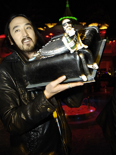 DJ_Steve_Aoki_with_cake