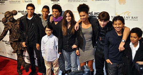 Blanket_Jackson_Paris_Jackson_Prince_Jackson_with_other_Jackson_family_children