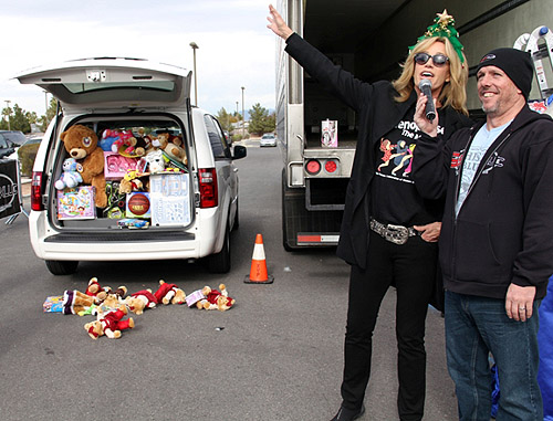 Susan_Anton_of_Menopause_the_Musical_with_van_at_KLUC_Toy_Drive