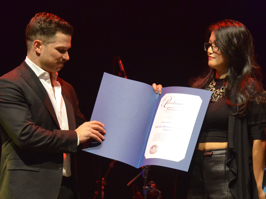 Mark Shunock Cheryl Daro Mondays Dark 64668