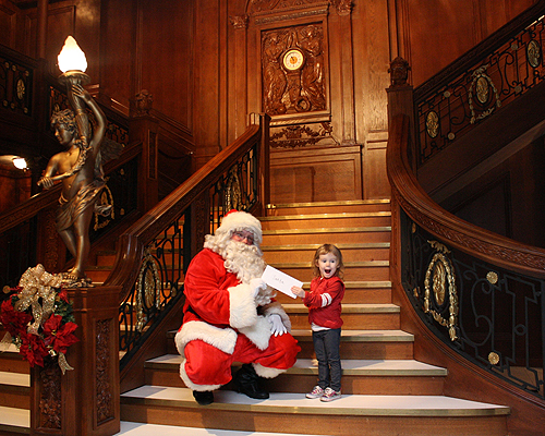 LittleGirlGivesLetterToSanta RS