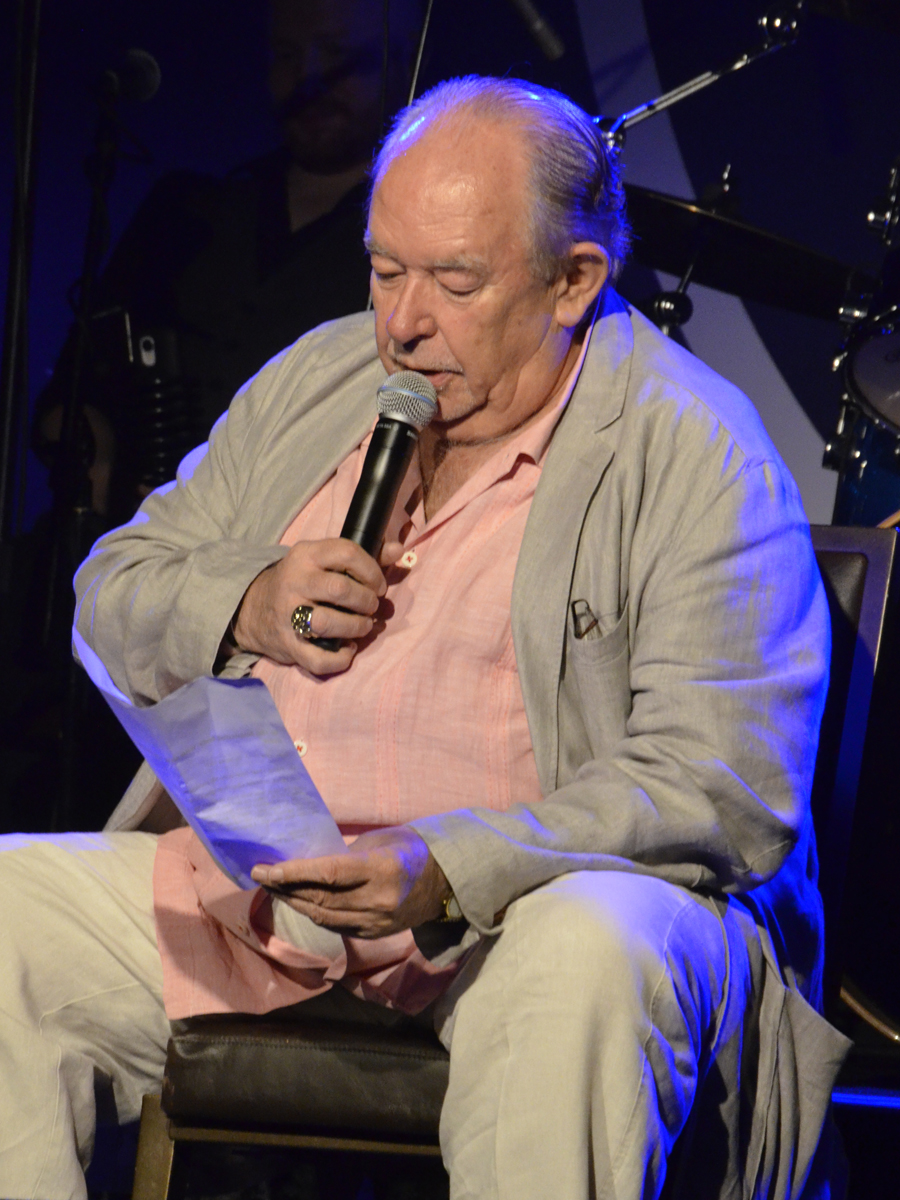 Robin Leach Mondays Dark Jun 70032