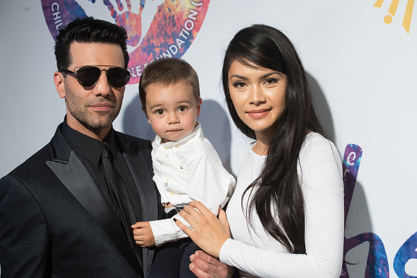 Criss Angel Shaunyl Benson and their son on the gold carpet at Criss Angel HELP Sept 12 2016 Tom Donoghue