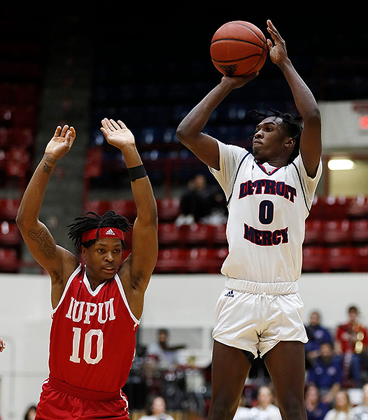 Antoine Davis Breaks record at historic Calihan Hall